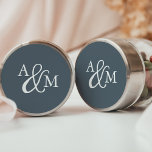 Adesivo Casamento do Monograma com Ampersand Azul<br><div class="desc">Coloque seus envelopes ou favores com esses adesivos elegantes de casamento a cores sólidas com suas iniciais trabalhadas em um monograma unido por um guião decorativo,  em um fundo enfumaçado de cinza azul. Projetado para combinar as nossas coleções de convite para casamento de Snowbound e Winter Reverie.</div>