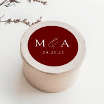 Adesivo Casamento do Monograma da Moderna Elegante<br><div class="desc">Vinhetas de casamento do monograma elegante, com as suas iniciais, apresentadas em letras brancas sobre fundo burgundo (ou cor da sua escolha). Personalize os adesivos de casamento modernos com sua data de casamento abaixo. Os adesivos monográficos burgundy são perfeitos para selar envelopes de casamento, favores de casamento e muito mais!...</div>