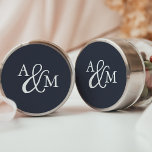 Adesivo Casamento do Monograma de Ampersand Preto e Branco<br><div class="desc">Coloque seus envelopes ou favores com esses adesivos elegantes de casamento a cores sólidas com suas iniciais trabalhadas em um monograma unido por um amperse decorativo,  em um fundo azul-marinho para uma aparência simples e eterno. Concebido para corresponder à nossa coleção de convites de casamento Ampersand Monograma.</div>