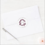 Adesivo Casamento do Monograma de Folha Moderna e Borgonha<br><div class="desc">Apesar de subestimada e impressionante, este monograma de núpcias é o epítome da elegância refinada. O fundo branco suave melhora a intrincada crista botânica, fazer-a um complemento refinado para qualquer conjunto de convites. Um símbolo de unidade e graça, é uma maneira sofisticada de adicionar um toque pessoal e polido à...</div>