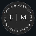 Adesivo Casamento do Monograma Negro<br><div class="desc">Vinheta de casamento moderna e minimalista com seu monograma e endereço inicial. Um design simples que ainda aparece como chic e na moda. Estes envelopes são uma maneira excelente de adicionar um toque elegante à sua suíte de convites para o casamento.</div>