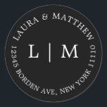 Adesivo Casamento do Monograma Negro<br><div class="desc">Vinheta de casamento moderna e minimalista com seu monograma e endereço inicial. Um design simples que ainda aparece como chic e na moda. Estes envelopes são uma maneira excelente de adicionar um toque elegante à sua suíte de convites para o casamento.</div>