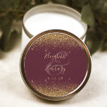 Adesivo Casamento Dourado de Borgonha com Script Glitter<br><div class="desc">Este elegante e moderno adesivo de casamento apresenta um falso design brilhante de ouro no topo e no fundo. Personalize facilmente o texto dourado sobre fundo burgundo,  com os nomes da noiva e do noivo em caligrafia manuscrita sobre um grande e grande painel.</div>