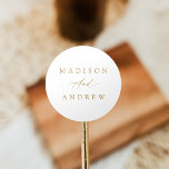 Adesivo Casamento Dourado de Caligrafia Elegante<br><div class="desc">Simples e caligrafia, vinhetas de casamento com seus nomes em letras douradas com fundo branco. Os adesivos de casamento dourados são perfeitos para usar para selar envelopes, favores de casamento, e muito mais! Os elegantes adesivos de casamento foram projetados para coordenar com a nossa coleção de casamento Elegante Dourada Calliografia....</div>