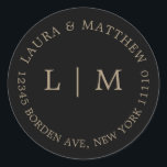 Adesivo Casamento Dourado de Monograma Negro<br><div class="desc">Vinheta de casamento moderna e minimalista com seu monograma e endereço inicial. Um design simples que ainda aparece como chic e na moda. Estes envelopes são uma maneira excelente de adicionar um toque elegante à sua suíte de convites para o casamento.</div>