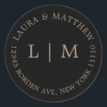 Adesivo Casamento Dourado de Monograma Negro<br><div class="desc">Vinheta de casamento moderna e minimalista com seu monograma e endereço inicial. Um design simples que ainda aparece como chic e na moda. Estes envelopes são uma maneira excelente de adicionar um toque elegante à sua suíte de convites para o casamento.</div>