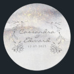 Adesivo Casamento Dourado Elegante de Cinzas de Prata Toca<br><div class="desc">O Classy design apresenta uma gliteria tocada em ouro e um plano de fundo de cor de água tipo nuvem de revestimento prateado. Perfeito para o seu evento de inverno e/ou de Natal. Personalize facilmente as suas informações de escolha. Verifique nossos produtos correspondentes em: www.zazzle.com/designcurvestudios</div>