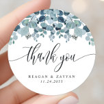Adesivo Casamento Dusty Blue Eucalyptus Greenery Obrigado<br><div class="desc">Casamento Eucalyptus Greenery - Azul Dusty - Agradeço-Lhe o Clássico Adesivo Redondo</div>