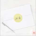 Adesivo Casamento Elegante Amarelo-Amarelo-Bold-Script Man<br><div class="desc">Os adesivos clássicos de casamento com um design simples,  mas elegante,  com seu monograma em roteiro.</div>