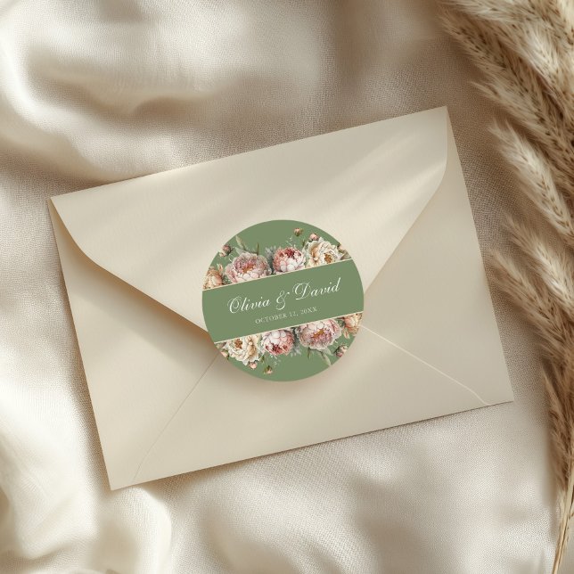 Adesivo Casamento Elegante de Camponeses Verdes Sage (Elegant Blush Sage Green Peonies Wedding Classic Round Sticker on a wedding envelope)