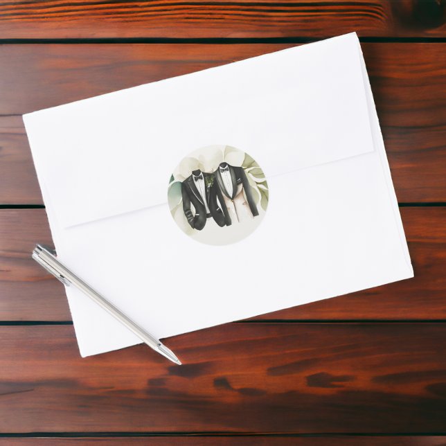 Adesivo Casamento Elegante de Gay Dois Nascentes em Traços (Elegant Gay Wedding Two Grooms in Suits Classic Round Stickers from Ricaso)