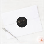 Adesivo Casamento Elegante de Monograma Dourado Negro<br><div class="desc">O nosso "Modern Minimalist Monographic Wedding" apresenta elegantes monogramas de script manuscritos em conjunto com uma fonte sans serif em um layout moderno em diferentes planos coloridos para o seu ano nos casamentos modernos. Verifique em nosso armazenamento se há mais itens correspondentes nesta coleção.</div>