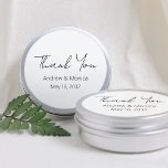 Adesivo Casamento Elegante De Script Personalizado Obrigad<br><div class="desc">Um roteiro personalizado, obrigado elegante da caixa de caligrafia, você favorece os adesivos personalizados com os nomes dos casais recém-casados e a data do casamento. As latas de estanho não estão incluídas, o preço é apenas para os rótulos. Eu recomendo usar a opção de 3" e obter as grandes caixas...</div>