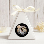 Adesivo Casamento Exclusivo de Monograma Dourado Floral<br><div class="desc">A nossa coleção de "Casamento Floral Exclusivo Dourado e Negro" inclui as flores de aquarela e douradas e a folhagem ampla. Junto com um roteiro elegante que está pronto para seu fazer de personalização, é uma coleção de casamentos moderna e chique. Verifique em nossa loja se há mais itens correspondentes....</div>