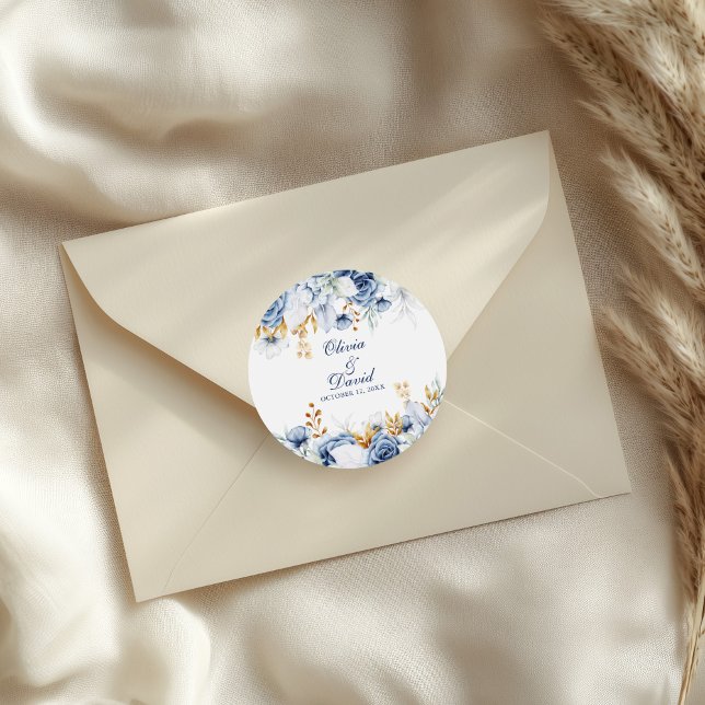 Adesivo Casamento Floral Azul e Dourado Moderno (Modern Blue and Gold Floral Wedding Classic Round Sticker on an elegant neutral wedding envelope.)
