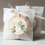 Adesivo Casamento Floral Dourado e Verde<br><div class="desc">O adesivo de sotaque de casamento apresenta um arranjo elegante de aquarela com um rosa pintado,  uma flor ranunculus e uma folhagem em tons neutros de branco,  creme,  rosa-pincel,  ouro e verde. Perfeito para um evento de primavera ou verão.</div>