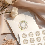 Adesivo Casamento Floral Elegante Vitoriano Real<br><div class="desc">Volte no tempo com os nossos Vinheiros Vítimos Real. Projetado com atenção meticulosa ao intrincado verde, florais e motivos característicos da Era Vitoriana, este adesivo permite personalizar suas iniciais. Durante a Época Vitoriana, os casamentos eram mais do que apenas cerimônias; eram ótimos espetáculos refletindo a posição social e o estilo...</div>