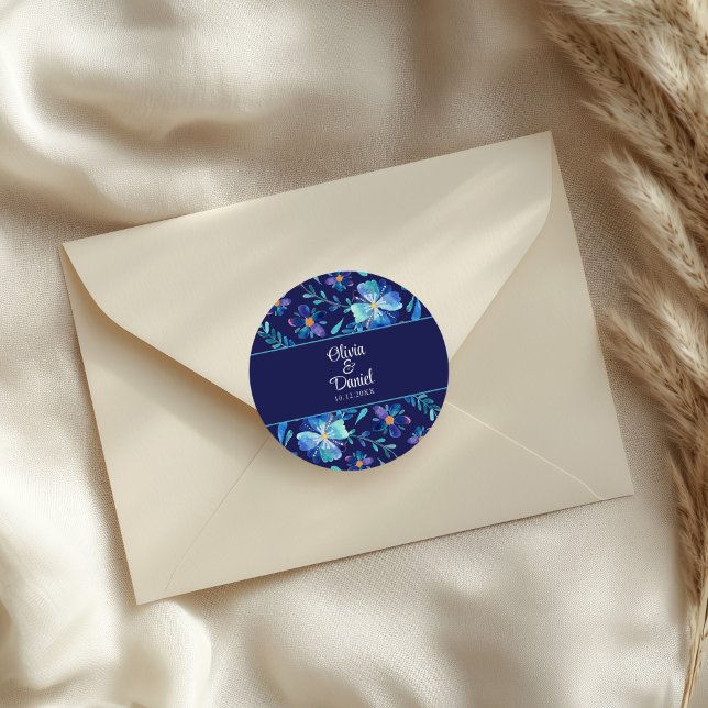 Adesivo Casamento Floral Fiesta marinho Azul Mexicano (Navy Blue Mexican Floral Fiesta Wedding Classic Round Sticker on an elegant wedding envelope.)