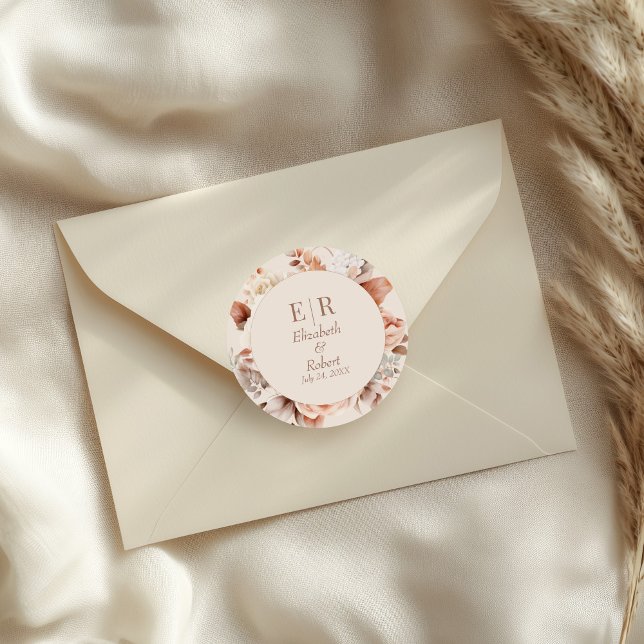 Adesivo Casamento Floral Moderno Blush Mocha Mousse Monogr (Modern Blush Mocha Mousse Monogram Floral Wedding Classic Round Sticker on a small envelope.)