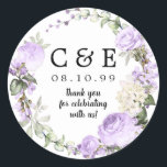 Adesivo Casamento Floral Purple Monogramas Obrigado<br><div class="desc">Rosas roxas e flores brancas estão aninhadas em gemas e verde para criar uma coroa romântica. Suas iniciais do casal, data do casamento e obrigado que você diz estão no centro. O selo perfeito para as suas notas de agradecimento ou favores de casamento. É parte da coleção Violette que contém...</div>