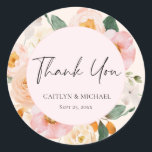 Adesivo Casamento Floral Rosa Moderno Obrigado<br><div class="desc">Esta é uma obrigado de casamento que você favorece o adesivo. O design apresenta florais brancos e bonito cor-de-rosa e pêssego e cores de fundo suaves e cremosas. Atualize facilmente seus detalhes usando o modelo fornecido. Entre em contato com o designer para quaisquer dúvidas relacionadas a este design ou a...</div>