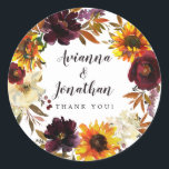 Adesivo Casamento Floral Rustic Autumn Obrigado A Favor<br><div class="desc">As flores de queda dramáticas incluem girassóis amarelos, púrpura, rosas vermelhas escuras e híbridos brancos de marfim. Estão aninhados em folhas do outono e vinhas para criar uma coroa muito bonito. Os nomes dos casais de casamento estão escritos em uma grande fonte de script. Graças a você o sentimento segue...</div>
