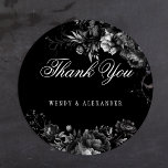 Adesivo Casamento Gótico Clássico Negro Obrigado<br><div class="desc">Apresentando a atração do eterno do nosso Casamento Gótico Clássico Negro Obrigado design do Adesivo Redondo Clássico, onde a elegância encontra o etéreo. Um toque encantador de romance escuro adorava-se com intrincados motivos botânicos, com fundo preto embelezado com peonias luxuosas e rosas delicados que exaltam uma sofisticação temperamental perfeita para...</div>