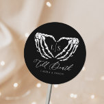 Adesivo Casamento Gótico Moderno da Till Death<br><div class="desc">Till Death Chic Modern Gothic Wedding Classic Round Sticker</div>