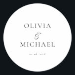 Adesivo Casamento Minimalista Chic Script<br><div class="desc">Adicione um toque pessoal e elegante aos seus favores de casamento, envelopes ou embalagens com este adesivo redondo minimalista com o seu nome personalizado numa letra de escrita graciosa. Projetado para complementar um tema de casamento moderno e eterno, este clássico design preto-e-branco é muito parecido com qualquer parte de sua...</div>