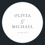 Adesivo Casamento Minimalista Chic Script<br><div class="desc">Adicione um toque pessoal e elegante aos seus favores de casamento, envelopes ou embalagens com este adesivo redondo minimalista com o seu nome personalizado numa letra de escrita graciosa. Projetado para complementar um tema de casamento moderno e eterno, este clássico design preto-e-branco é muito parecido com qualquer parte de sua...</div>