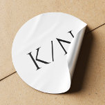 Adesivo Casamento minimalista de monograma preto e branco<br><div class="desc">Simples e moderno,  nobre do monograma de tipografia ousada e viciado em noivos. Adequado para ser usado como um selo de envelope de convite ou como um rótulo de favor.</div>