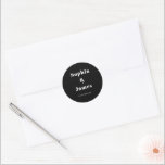 Adesivo Casamento Minimalista Negro da Tipografia Negra<br><div class="desc">Personalize facilmente substituindo cada informação. Verifique a visualização antes de adicionar ao carrinho. Exibir o link de coleção nesta página para ver todos os itens correspondentes neste design</div>