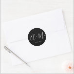 Adesivo Casamento Mínimo de Manuscrito Branco Monograma<br><div class="desc">Elevem seus detalhes de casamento com o adesivo personalizado de data de casamento do Monograma Minimalista. Este adesivo elegante e personalizado adiciona um toque de sofisticação à sua papelaria de casamento, permitindo que você mostre seu monograma e data de casamento de uma forma simples, mas impactante. Script tipográfico branco em...</div>