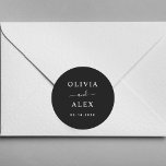 Adesivo Casamento Mínimo e Elegante de Monograma Branco e<br><div class="desc">Os selos de envelopes personalizados de casamento preto-e-branco fazem uma atividade familiar de excelente. Personalize este design gráfico digital com suas informações. Faz um excelente presente de casamento.</div>