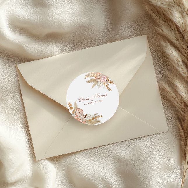 Adesivo Casamento Moderno Boho Floral com Grama de Pampas (Modern Boho Floral Pampas Grass Wedding Classic Round Sticker on a wedding envelope)