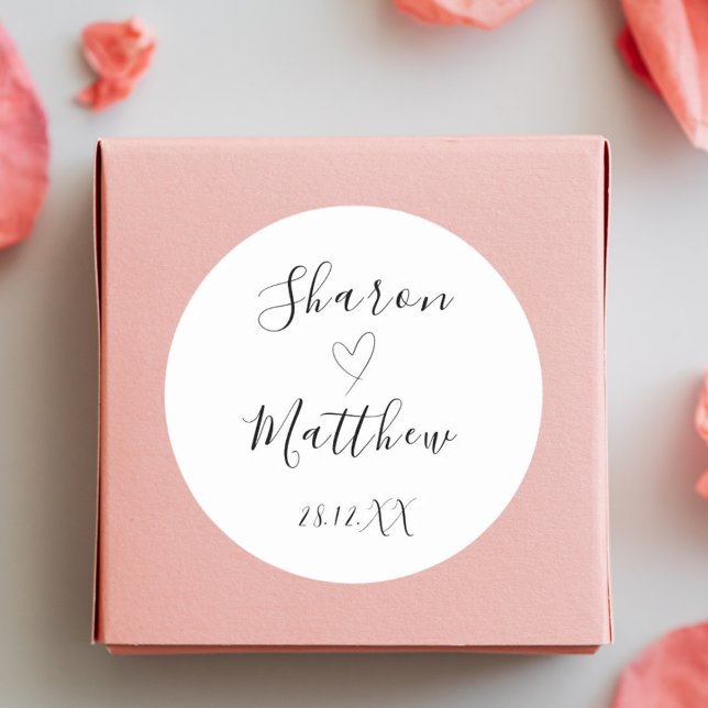 Adesivo Casamento Moderno com Letra Manual Preto e Branco (Handwritten script wedding sticker brings sleek black and white charm to packaging.)