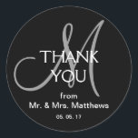 Adesivo Casamento Moderno da Cinza Negra Obrigado Sticker<br><div class="desc">Preto Moderno e Cinza Personalizável Vestido Casamento Monograma Obrigado Padrões com as opções do Sr. e Sra. Sobrenome e data de casamento. Design por Elke Clarke©. Um design perfeito e simples que você pode personalizar para suas etiquetas de favoritos de casamento. Personalize com seus nomes casados, data do casamento e...</div>