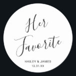 Adesivo Casamento Moderno Elegante Negro e Branco<br><div class="desc">Os adesivos de casamento brancos e pretos, bonitos, com um layout simples e minimalista com "Seu Favorito" em um roteiro elegante junto com seus nomes e data de casamento. Uma design moderna que combina com qualquer estilo de casamento. Esses adesivos personalizados são excelentes para vestir doces ou salgadinhos favoritos da...</div>