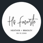 Adesivo Casamento Moderno Minimalista Negro e Branco<br><div class="desc">Os adesivos modernos de casamento favorecem uma simples design com "Seu Favorito" em uma tipografia elegante com seus nomes e data de casamento em uma fonte minimalista de sans serif. Todos os elementos design estão em preto e branco. Um design de chic para qualquer estilo de casamento. Estes adesivos personalizados...</div>