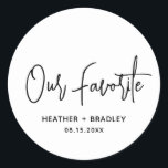 Adesivo Casamento Moderno Minimalista Negro e Branco<br><div class="desc">Os adesivos modernos de casamento favorecem uma simples design com "Our Favorite" em uma tipografia elegante, juntamente com seus nomes e data de casamento em uma fonte minimalista de sans serif. Todos os elementos design estão em preto e branco. Um design de chic para qualquer estilo de casamento. Esses adesivos...</div>