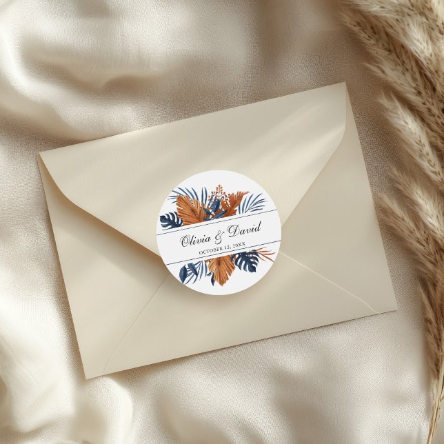 Adesivo Casamento Monstera Azul Meia-Noite Rústico (Rustic Midnight Blue Monstera Wedding Classic Round Sticker on a wedding envelope.)