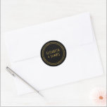 Adesivo Casamento Negro Dourado de Nomes Modernos Minimali<br><div class="desc">Personalize este adesivo moderno e simples e minimalista de envelope de casamento,  projetado com nomes dourados em fundo preto. Por favor,  note que o ouro é um impressão de cor e não é uma folha de ouro. É definido como um modelo para a sua fácil personalização online.</div>