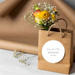 Adesivo Casamento Negro e Branco Minimalista Simples Obrig<br><div class="desc">Aumente a sua gratidão com o nosso Simples Casamento Negro e Branco Minimalista Obrigado Clássicos Padrões Redondos. Estes adesivos elegantes oferecem uma design elegante para expressar sua apreciação de forma na moda. Perfeito por adicionar um toque pessoal aos seus favores de casamento ou notas de obrigado. Faça seus gestos de...</div>