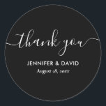 Adesivo Casamento Negro e Branco Moderno Obrigado<br><div class="desc">Obrigado preto-e-branco minimalista que você usa com uma fonte moderna de script. Itens correspondentes disponíveis.</div>