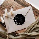 Adesivo Casamento Negro Floral Florestal Selvagem<br><div class="desc">Este clássico de casamento negro floral da floresta selvagem é perfeito para uma recepção de casamento rústica. Este design apresenta flores brancas e azuis da floresta selvagem pintadas manualmente com folhagem verde em fundo preto.</div>