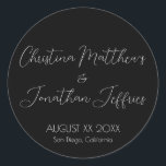 Adesivo Casamento Negro Moderno e Elegante<br><div class="desc">Este moderno e elegante evento ou adesivo de casamento apresenta um simples fundo preto com texto branco. Os nomes do casal são impressos em uma fonte de script. A data e o local do casamento são impressos abaixo.</div>