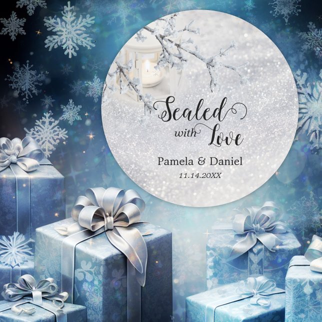 Adesivo Casamento no inverno de Neve de Espontamento de Sc (Wedding sticker with a romantic candle lit lantern on a sparkling snow background, with script text)