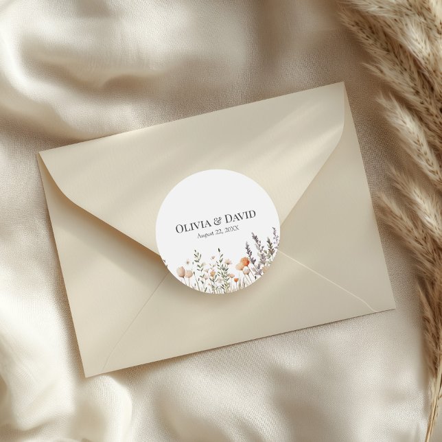 Adesivo Casamento no Prado de Flores Silvestres de Pêssego (Peach Wildflower Meadow Wedding Classic Round Sticker on a wedding envelope.)