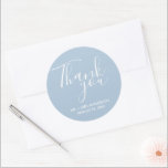Adesivo Casamento Obrigado Blue Wedding Favor<br><div class="desc">Os adesivos de casamento em azul e branco. Diga obrigado aos seus convidados de casamento com esses adesivos personalizados de casamento em uma bela letra de roteiro que dizia: Obrigado. Personalize com seus nomes e data de casamento. A cor de fundo desses adesivos pode ser alterada para cor de sua...</div>