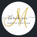 Adesivo Casamento Obrigado Escrito Elegante Dourado Branco<br><div class="desc">Casamento Obrigado Elegante Tipografia Chic Dourada Black White Mínimo Clássico Monograma Design © Elke Clarke Perfect para favores de casamento,  selagens de envelopes de cartões de agradecimentos,  bolsas de chá de panela e obrigado de selagem de envelopes.</div>